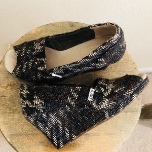 TOMS Tweed patterned Desert Wedge- EUC